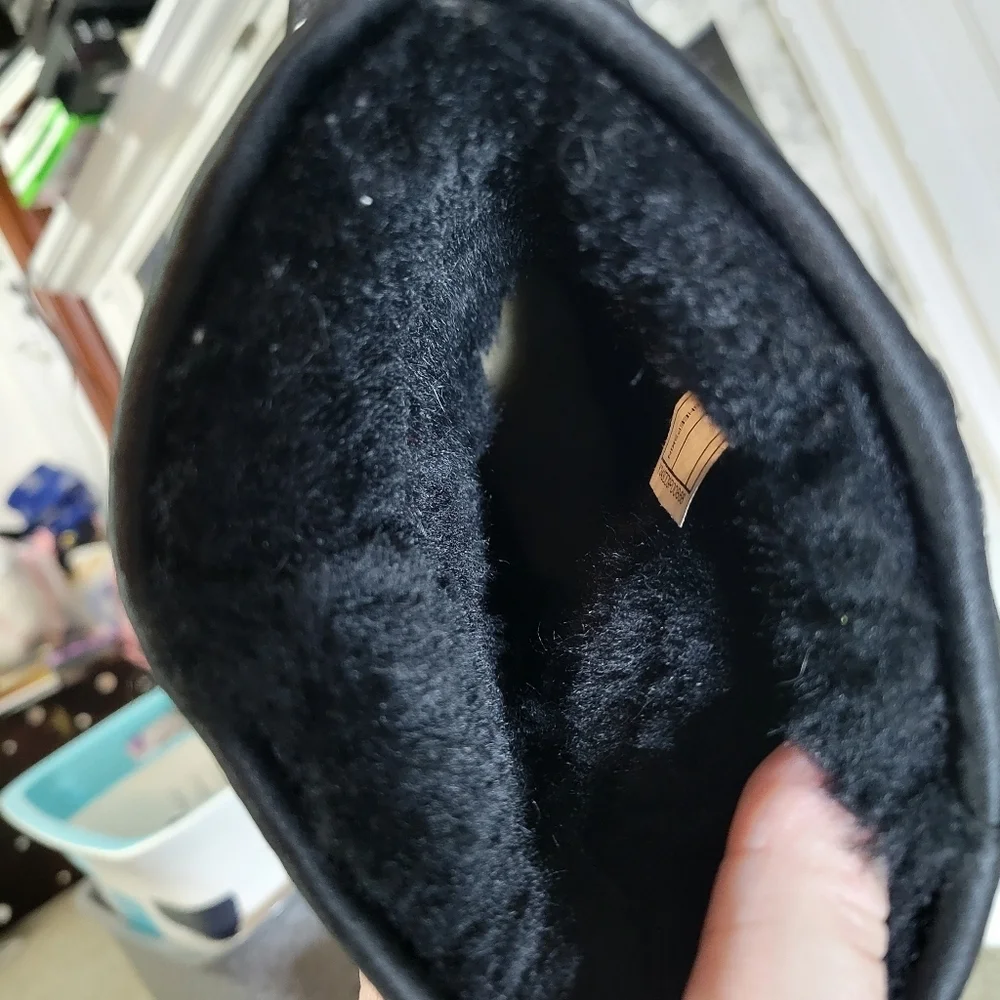 UGG stylish black